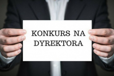 Pan trzymający kartkę z napisem konkurs na dyrektora.